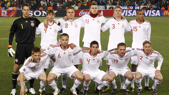 Jon Dahl Tomasson (9) og Simon Kjær var begge med i VM-kampen i 2010 mod Cameroun.